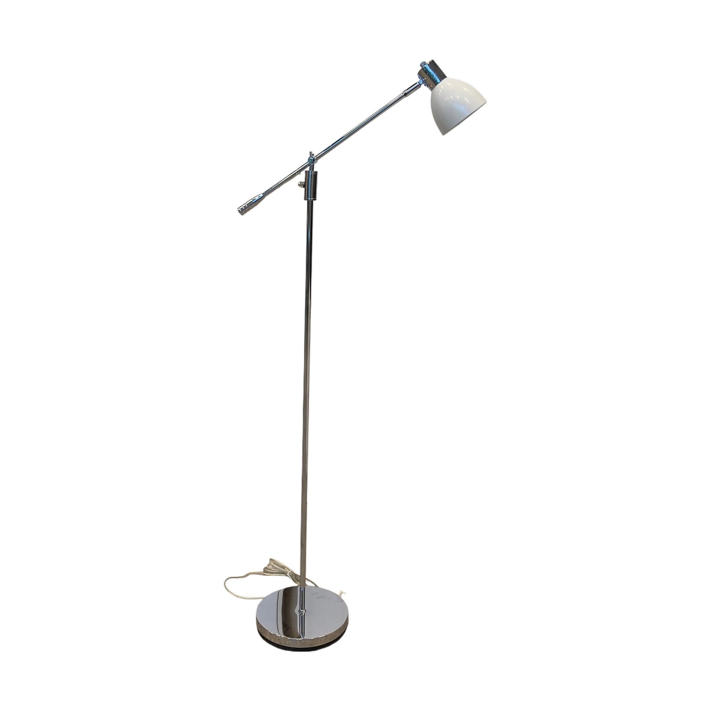 Gulvlampe i sølvmetall med hvit pæredeksel
