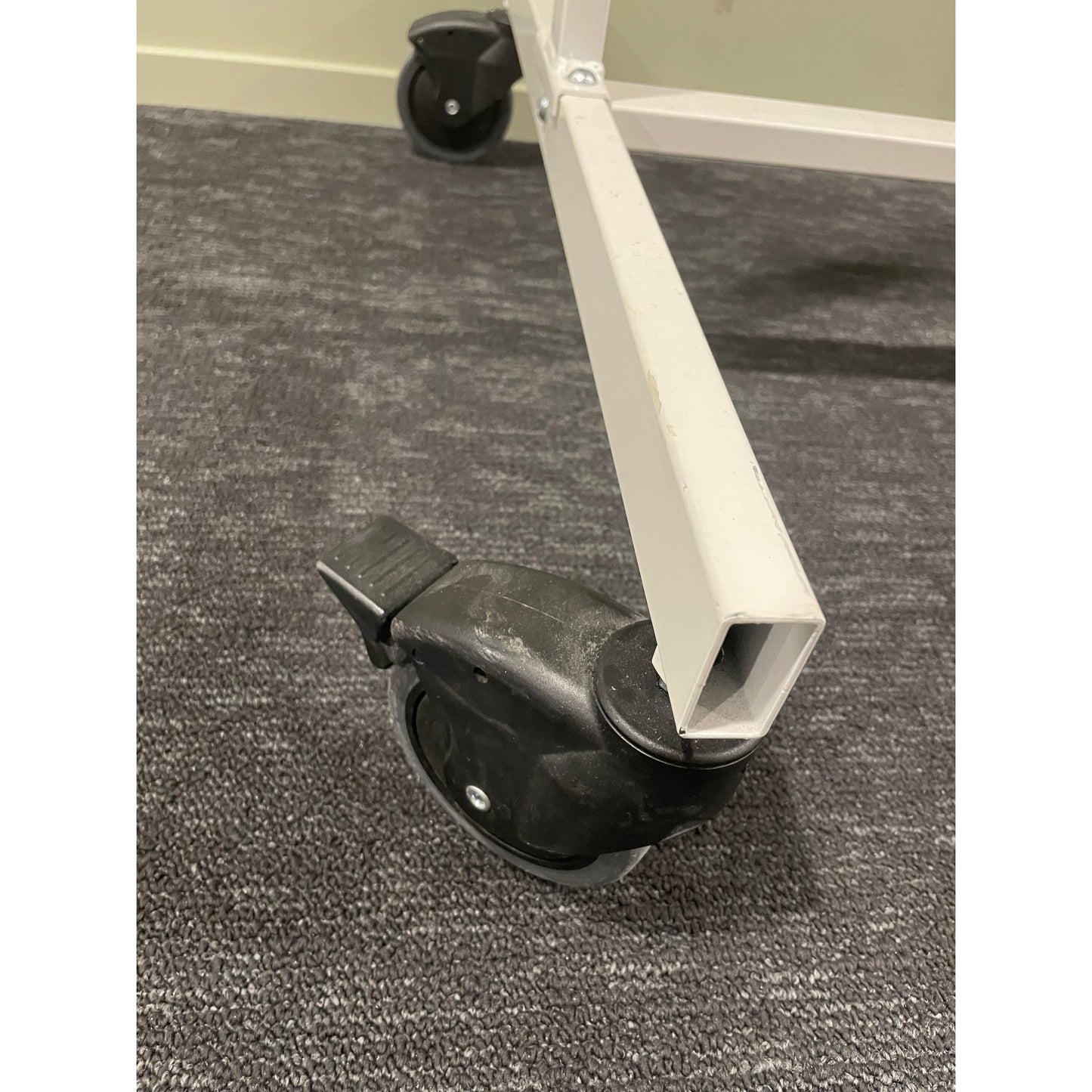 Hvitt whiteboard med låsbare hjul, 197x150 cm