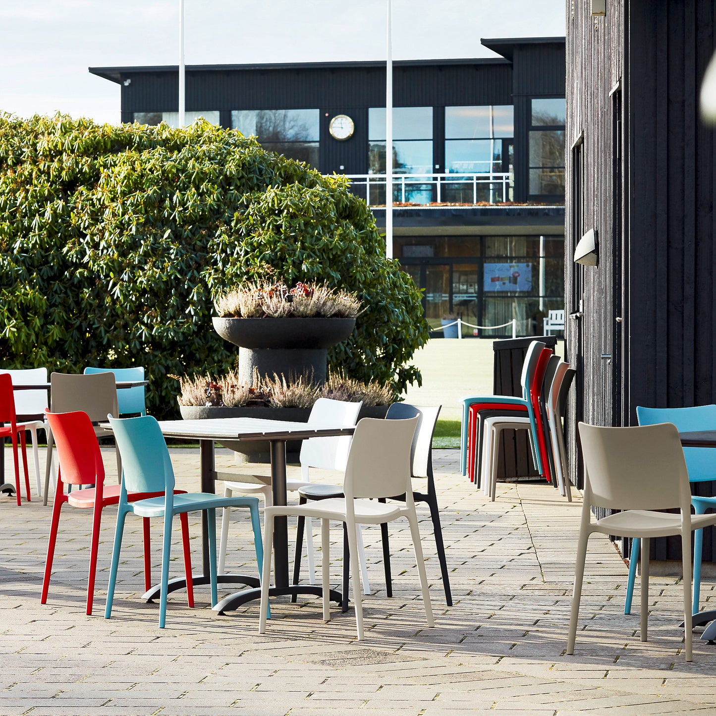 Stol RIO, antrasitt fra AJ Produkter, stablebar