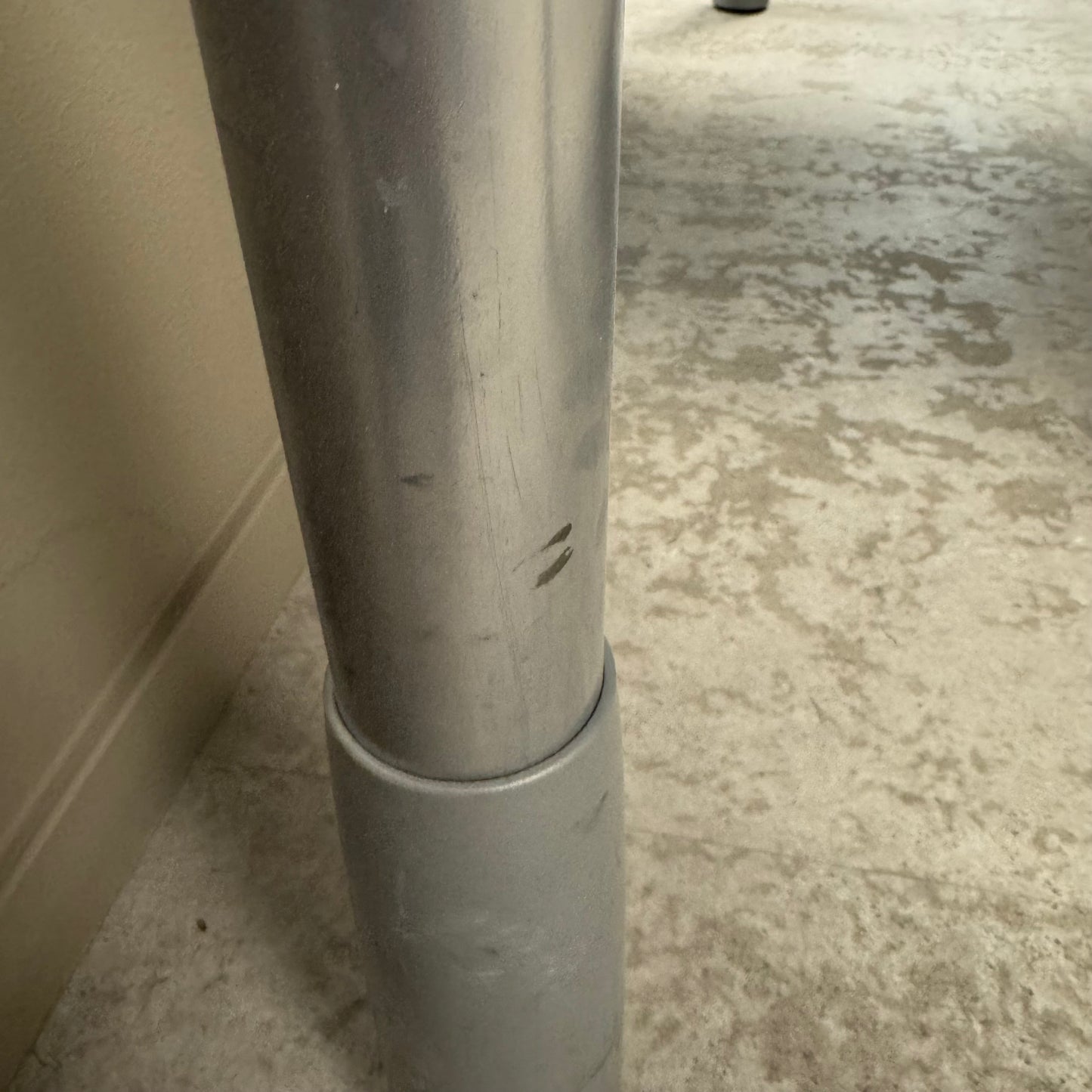 Manuelt skrivebord i grå (140x80)