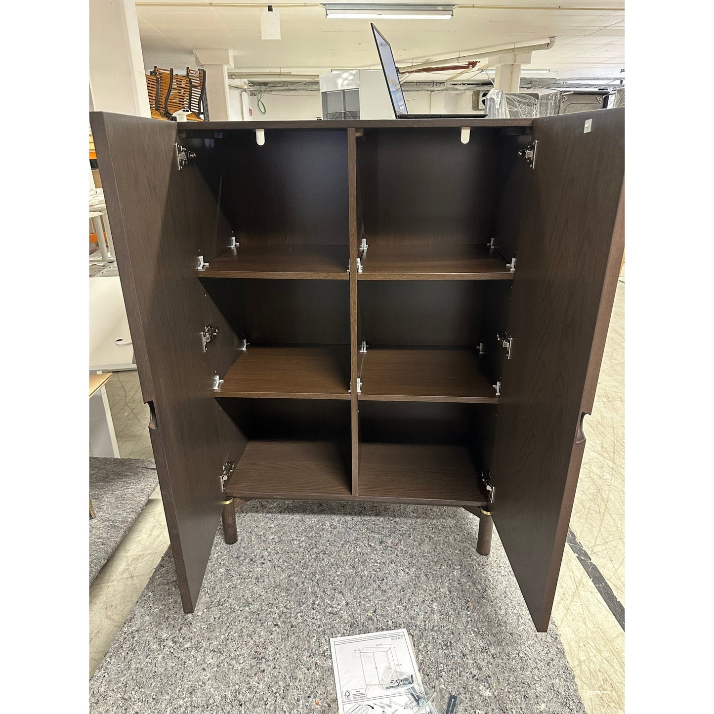 Arun skap fra A-Møbler, mørk tre