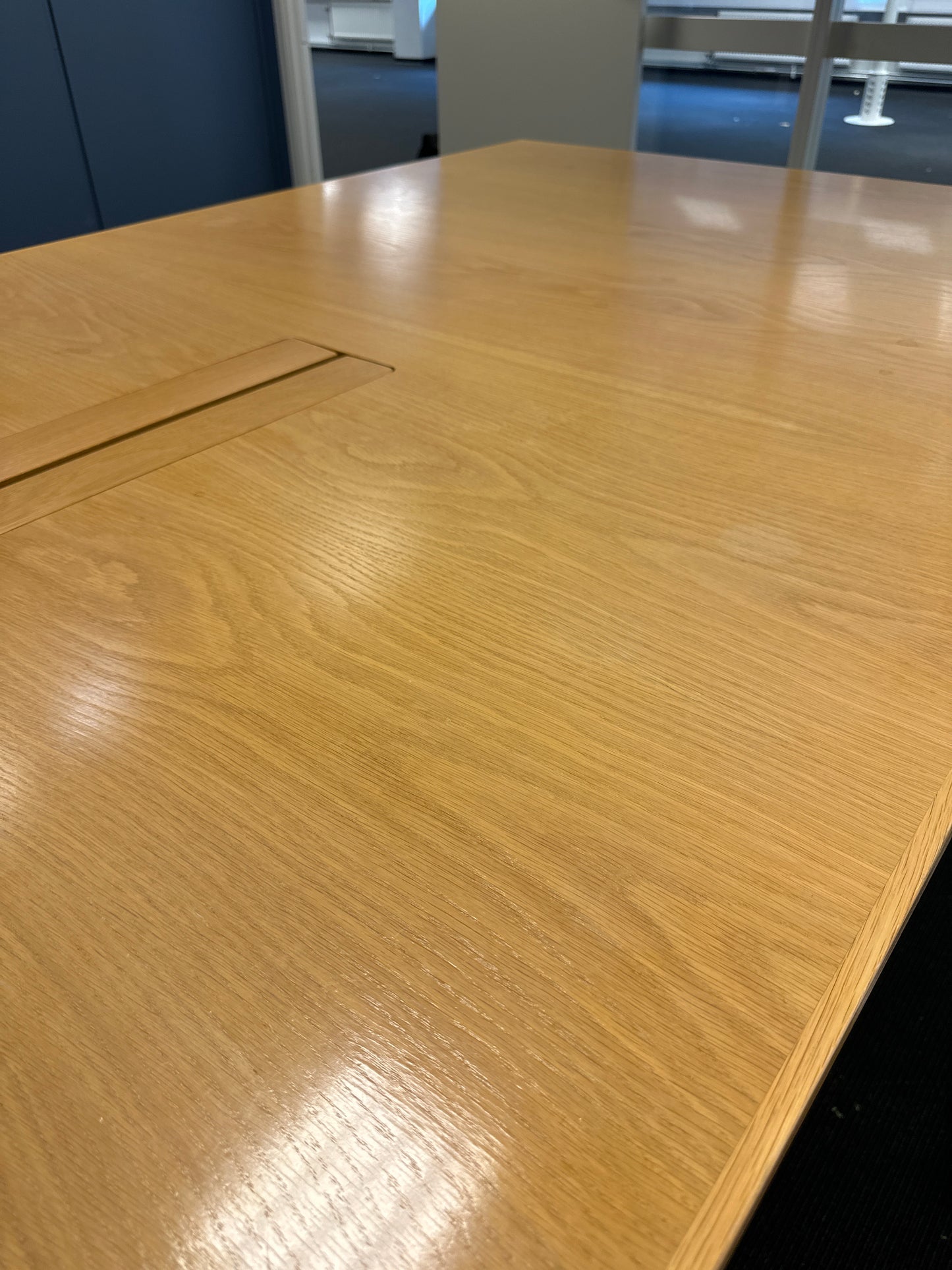 Møtebord med kabelluker, 420x130cm