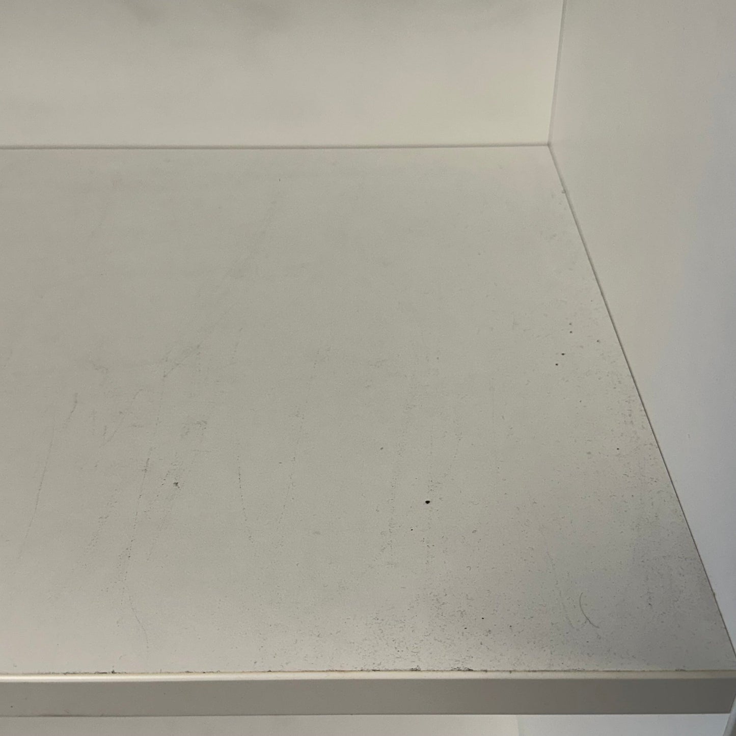 Hylle fra IKEA, hvit, med rullegardin