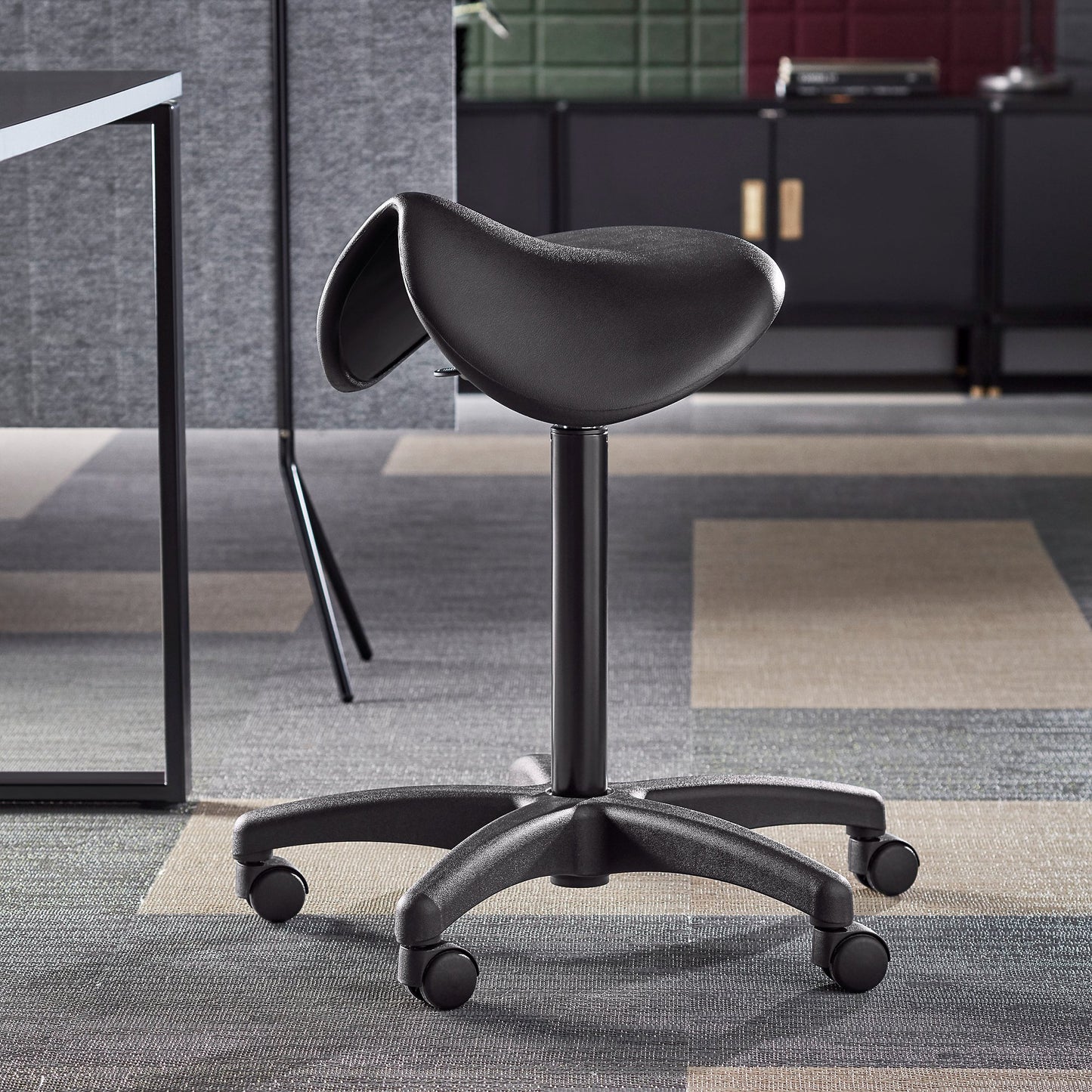 Sadelstol TRENT, hjul, sete i polyuretan, svart