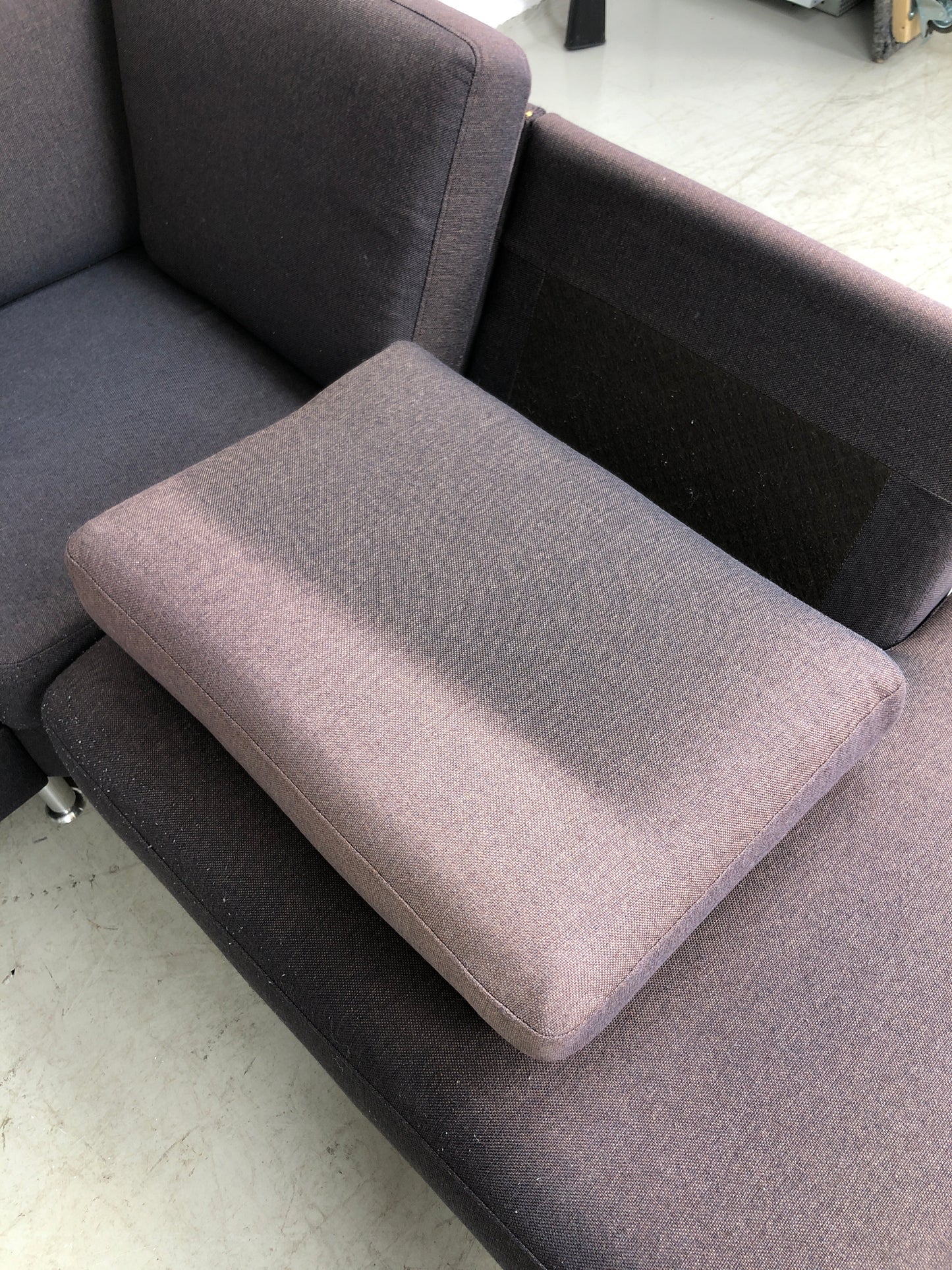 Brun hjørnesofa med åpen ende