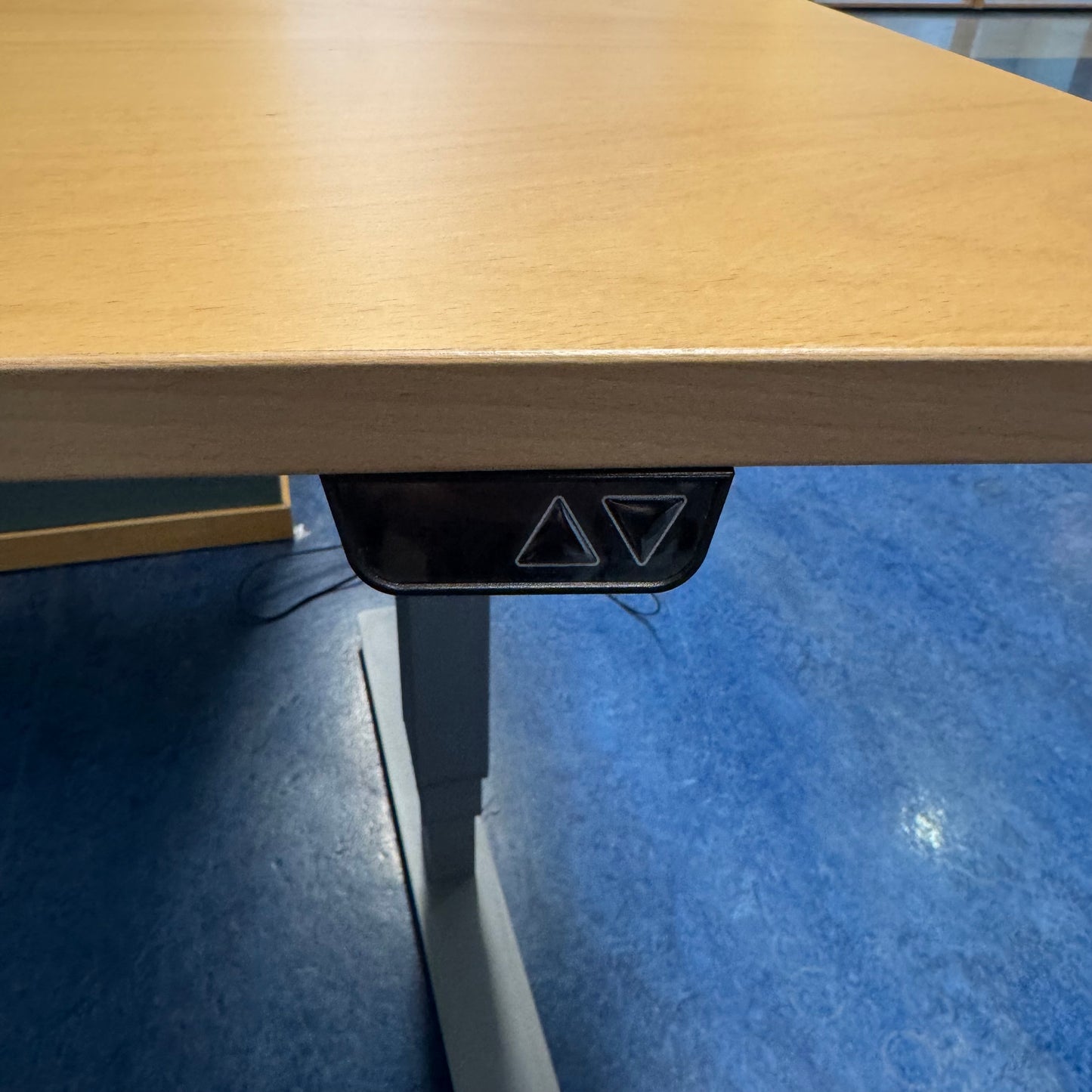 Elektrisk hev/senk skrivebord m/ magebue, 200x90cm