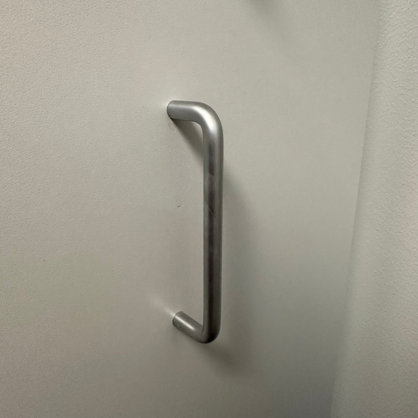 Låsbart tårnskap fra Edsbyn i lys grå - åpner venstre