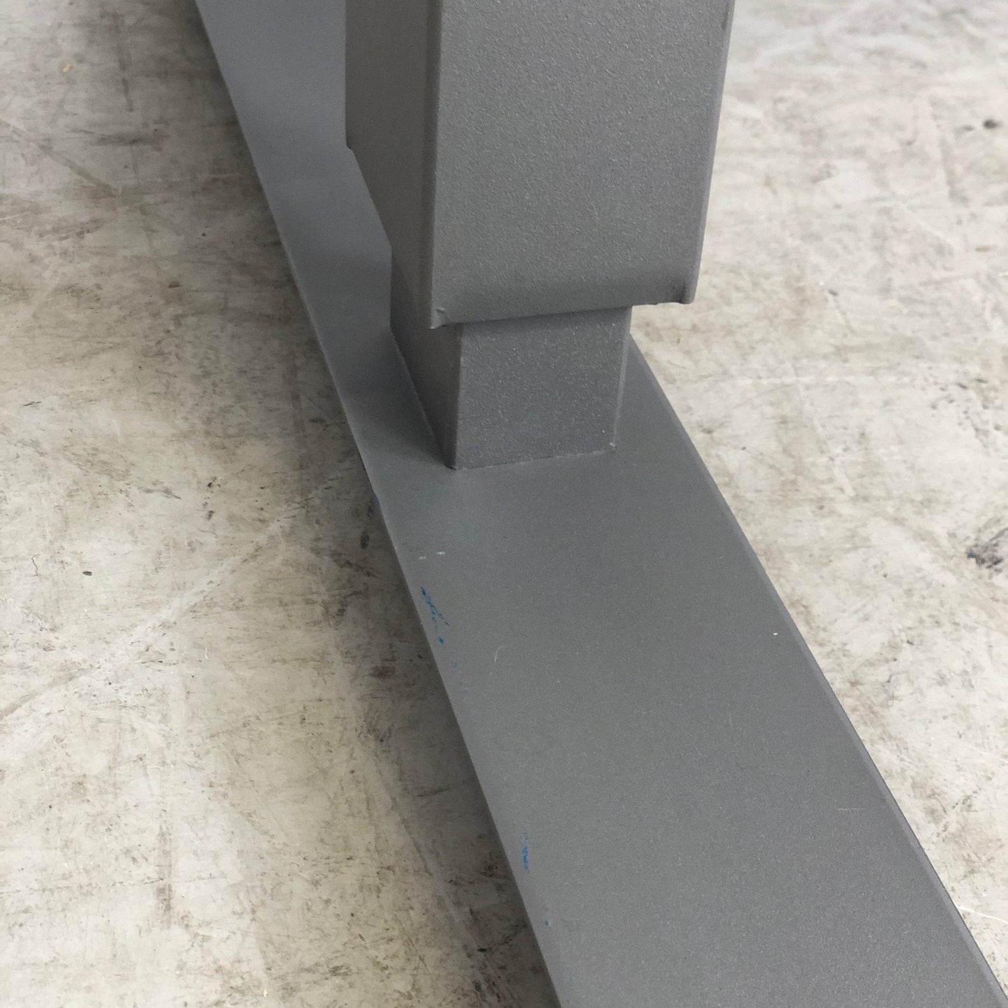 El hev/senk skrivebord med magebue fra EFG, trefarget, 160x90 cm