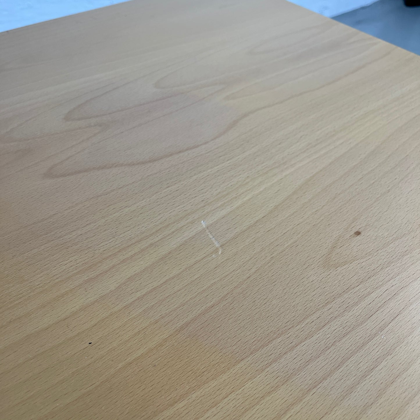 (180x90) Trefarget elektrisk hev/senk skrivebord i bjørk fra Kinnarps