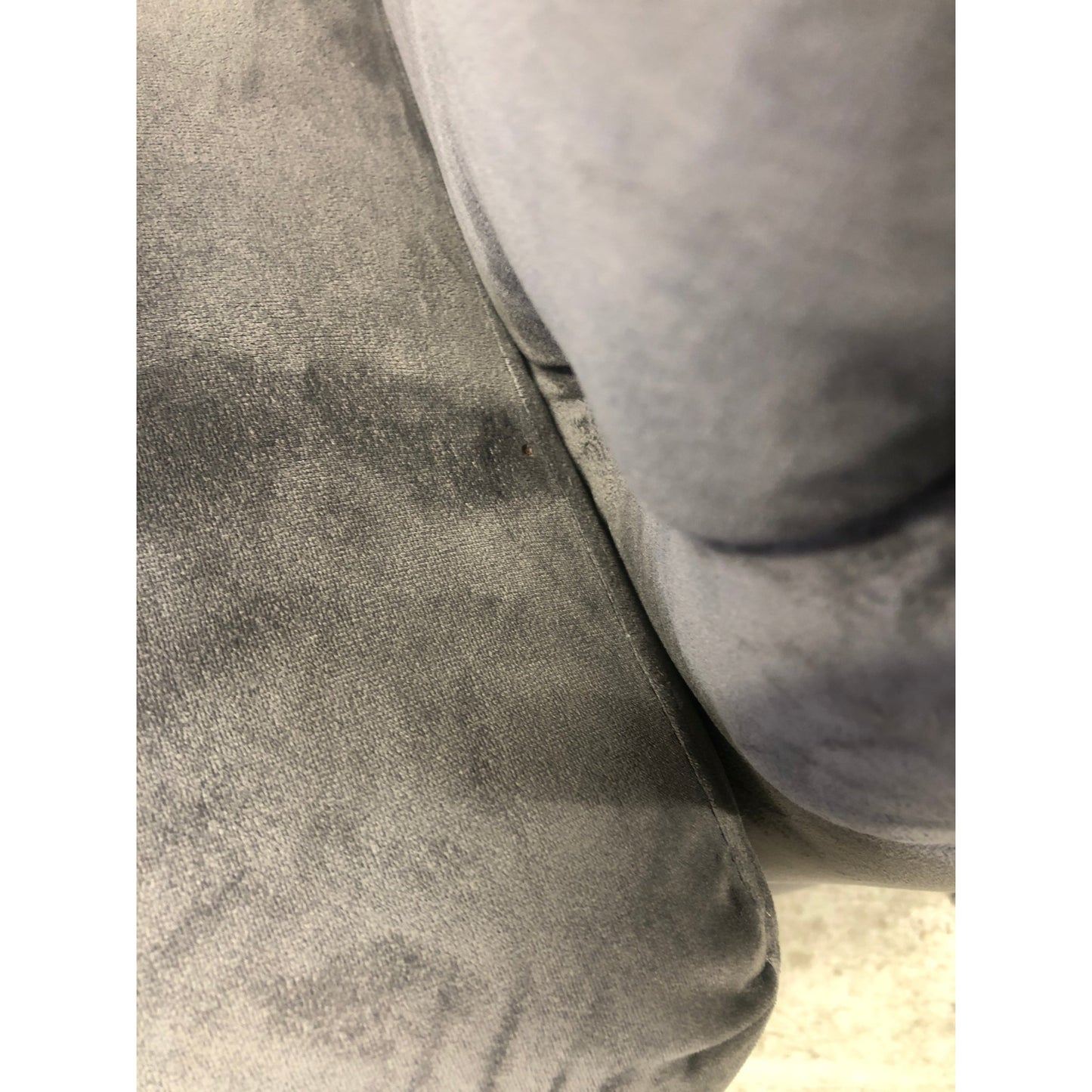 Grå Bella 2-seter sofa fra A-Møbler, velour