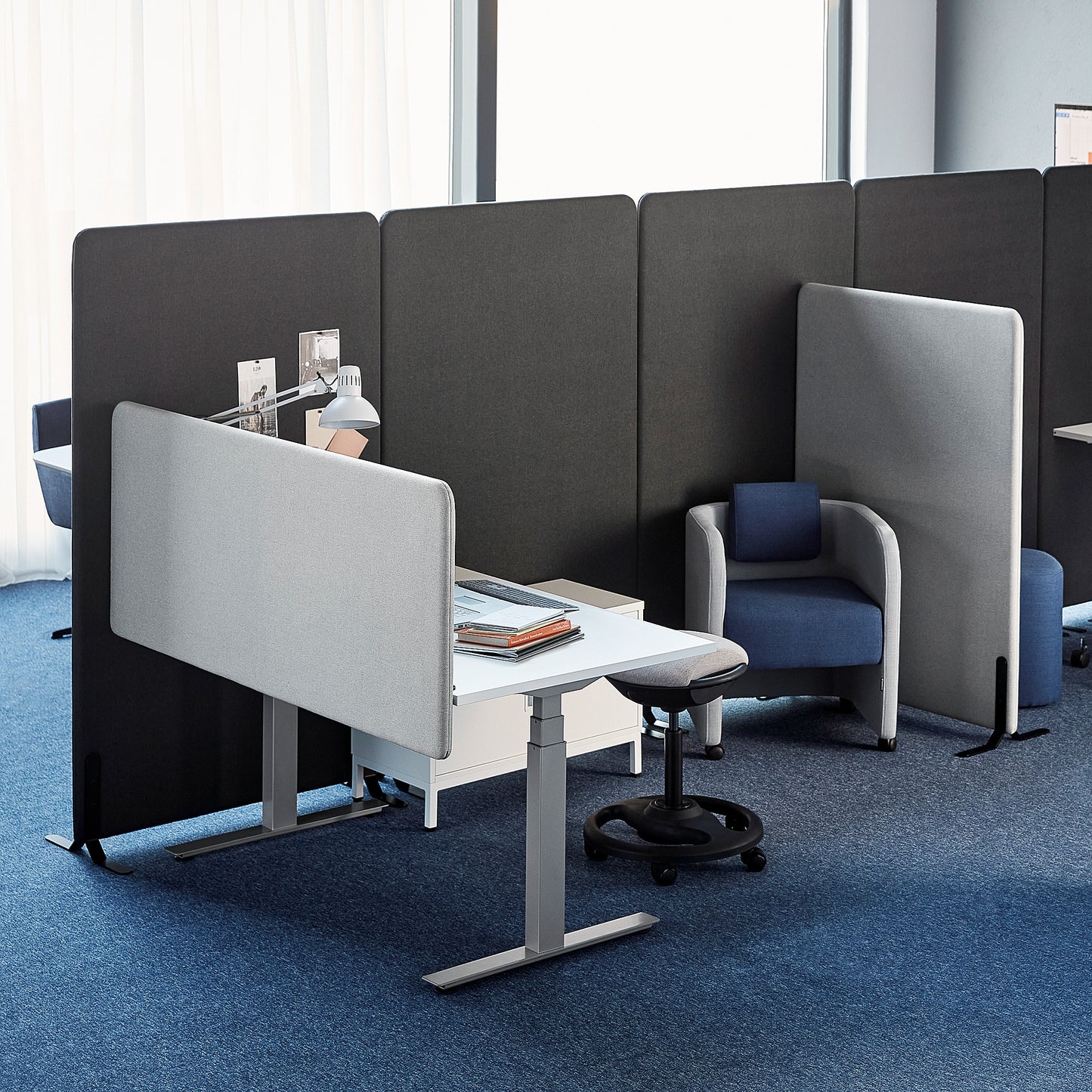 Skjermvegg ZONE, H1700 B1000 T46 mm, svarte ben, stoff Etna, antrasitt