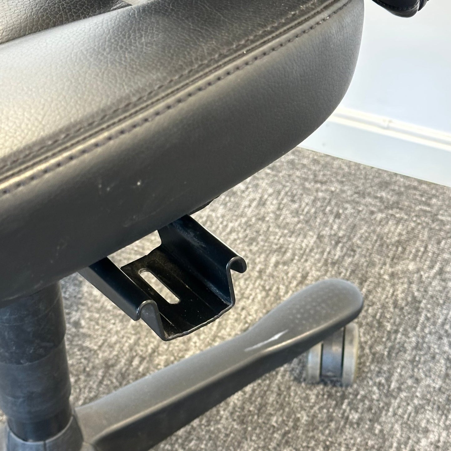 Kinnarps Synchrone 8000 kontorstol, sort skinn