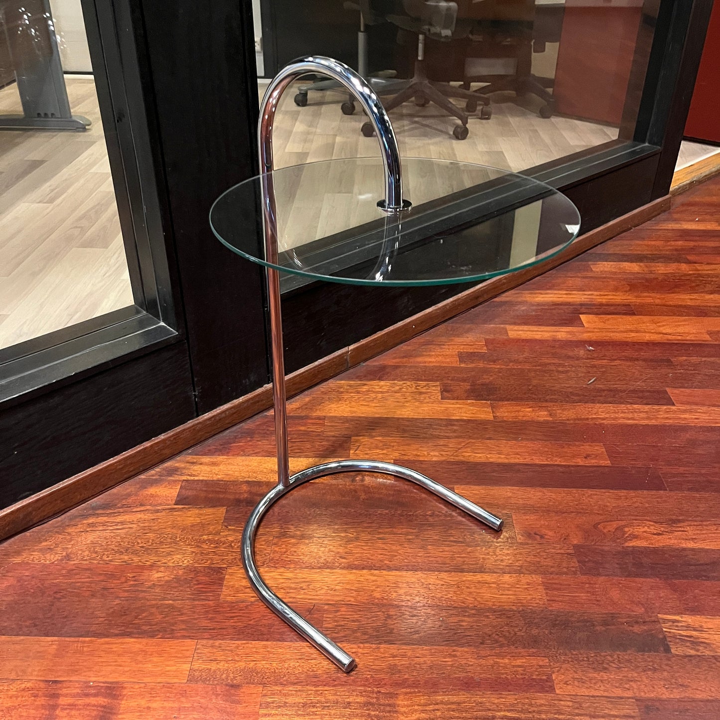 Krom sidebord i glass, luksuriøst design