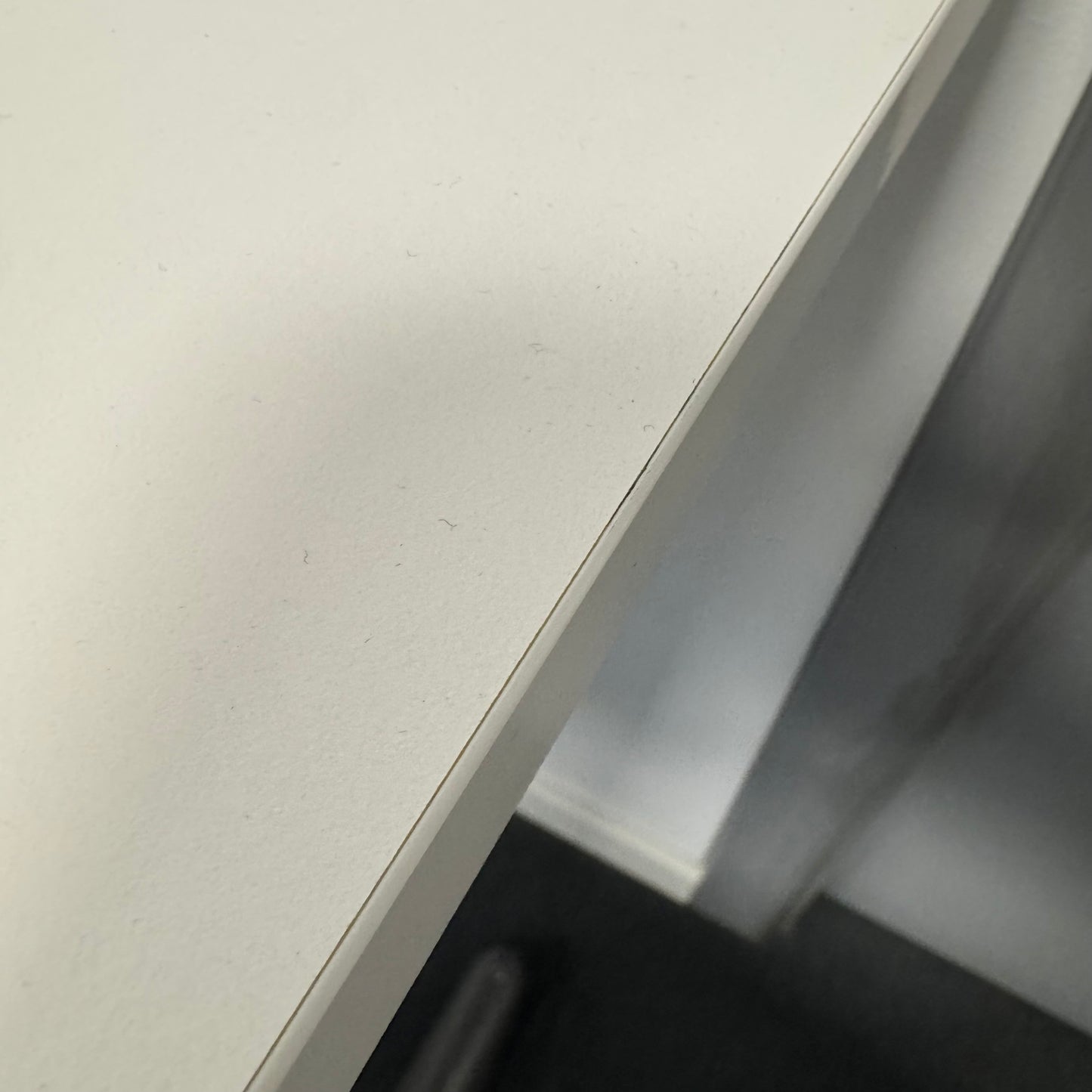 Elektrisk hev/senk skrivebord m/magebue (200x90)