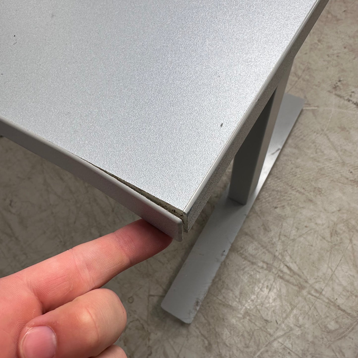 Manuelt justerbart skrivebord i grå, 140x80 cm