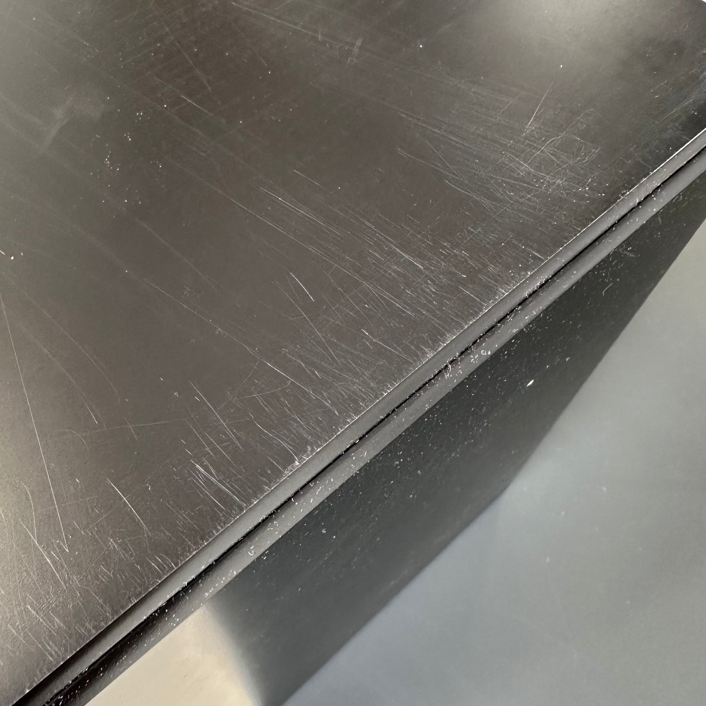 Hylleseksjon fra Montana, svart