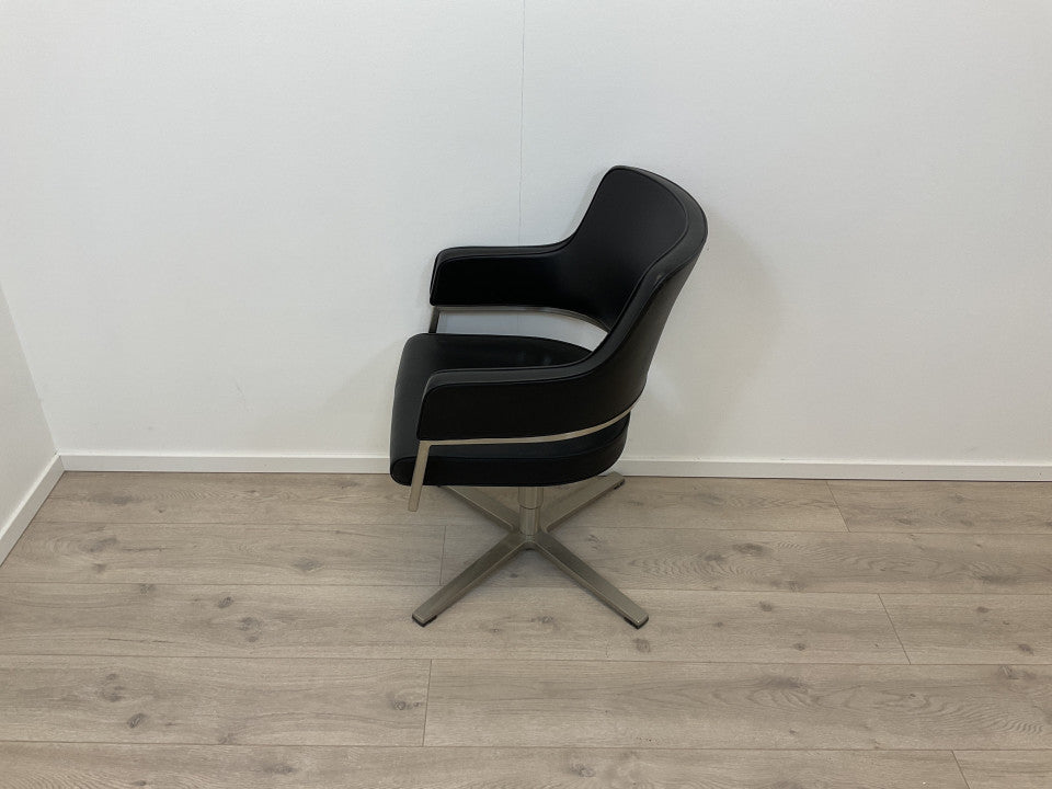 SOLGT. Altistore møteromsstol i ekte skinn