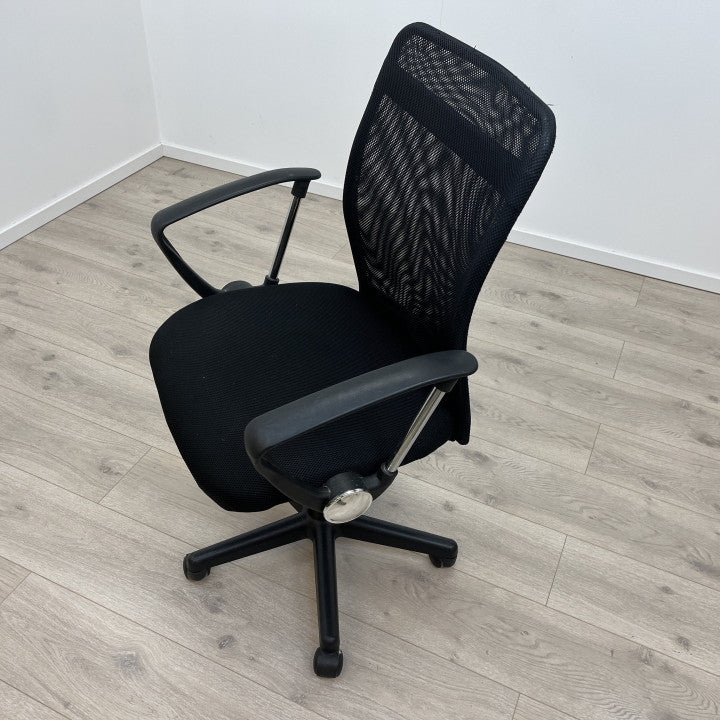 Kontorstol med mesh-rygg og armlener