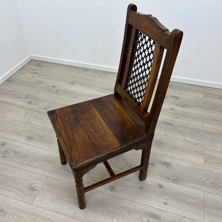 Spisestol i heltre i tradisjonell stil med mønster på ryggstøtte