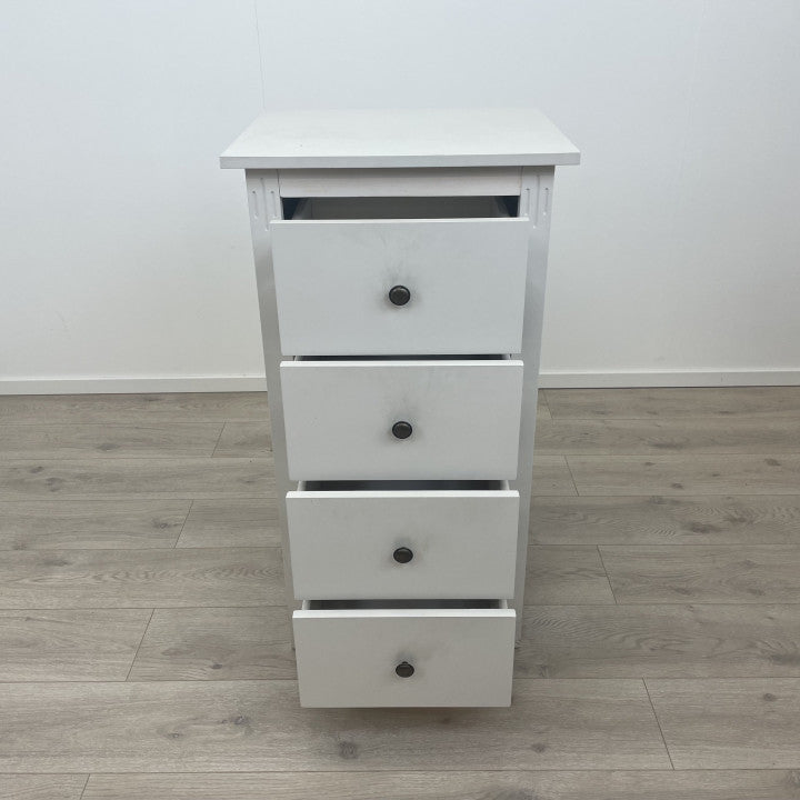KAST Hvit kommode med 4stk skuffer for god lagringsplass