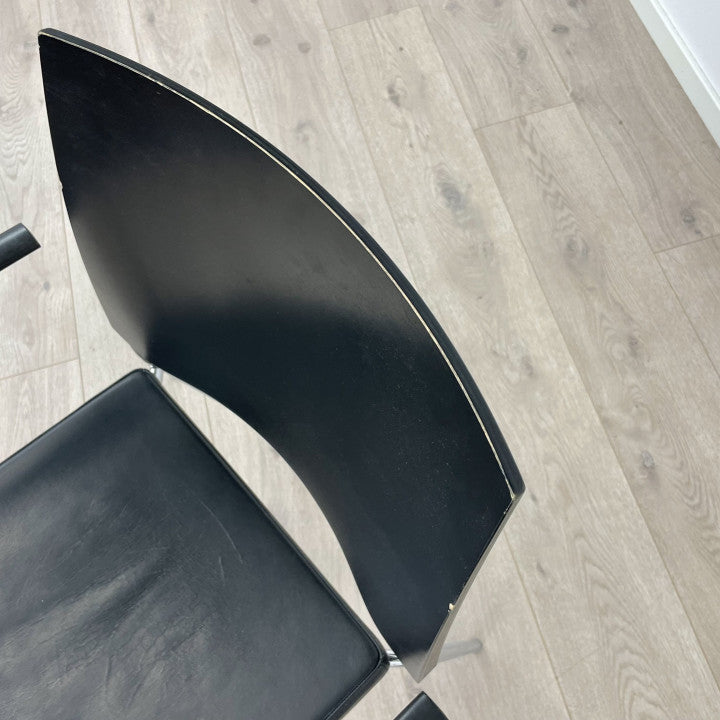 Svart Lammhults møteromsstol/konferansestol med polstret sete av ekte skinn