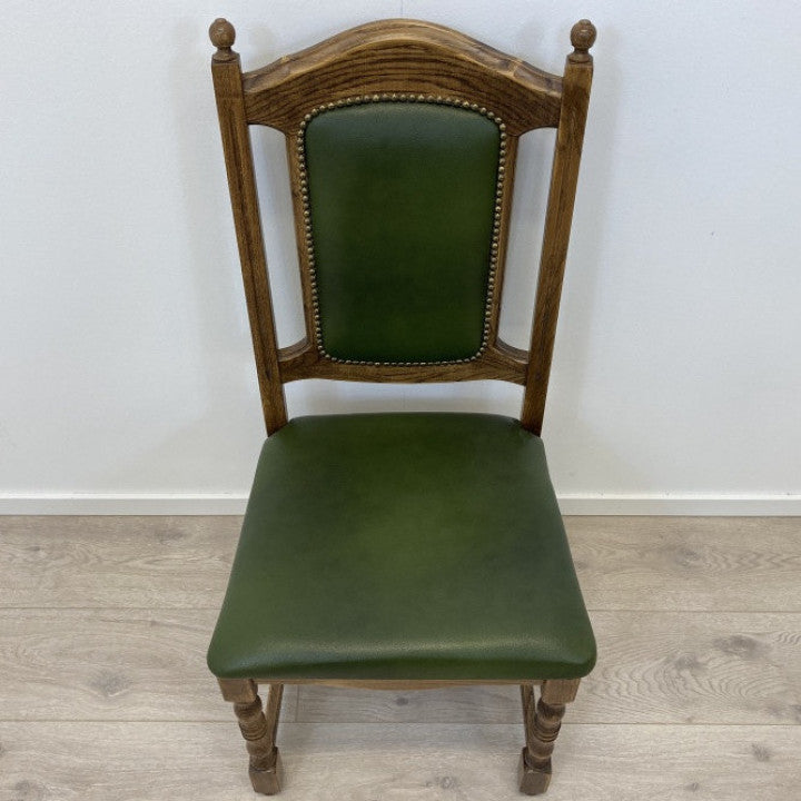 Spisestoler av eik med polstret sete i grønne skinntrekk