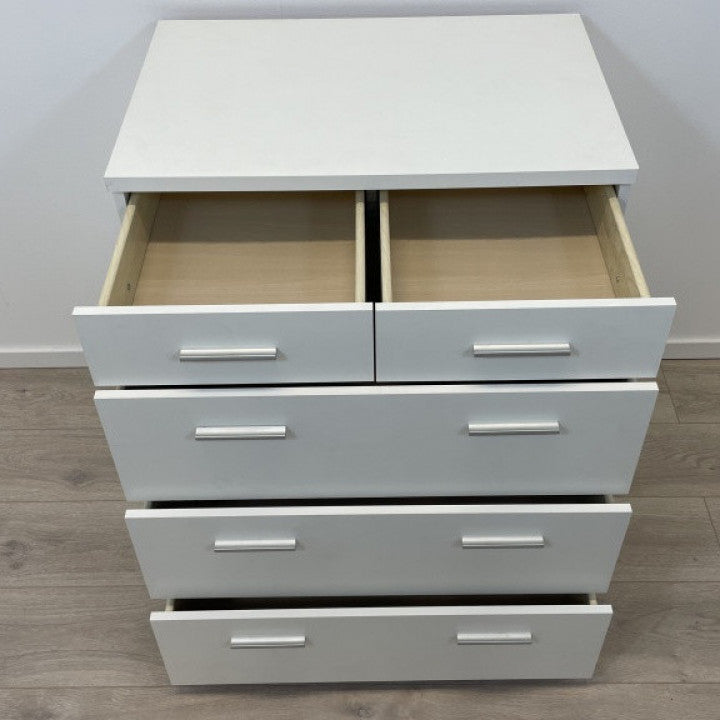 Kommode i hvit med fem skuffer og sølvhåndtak
