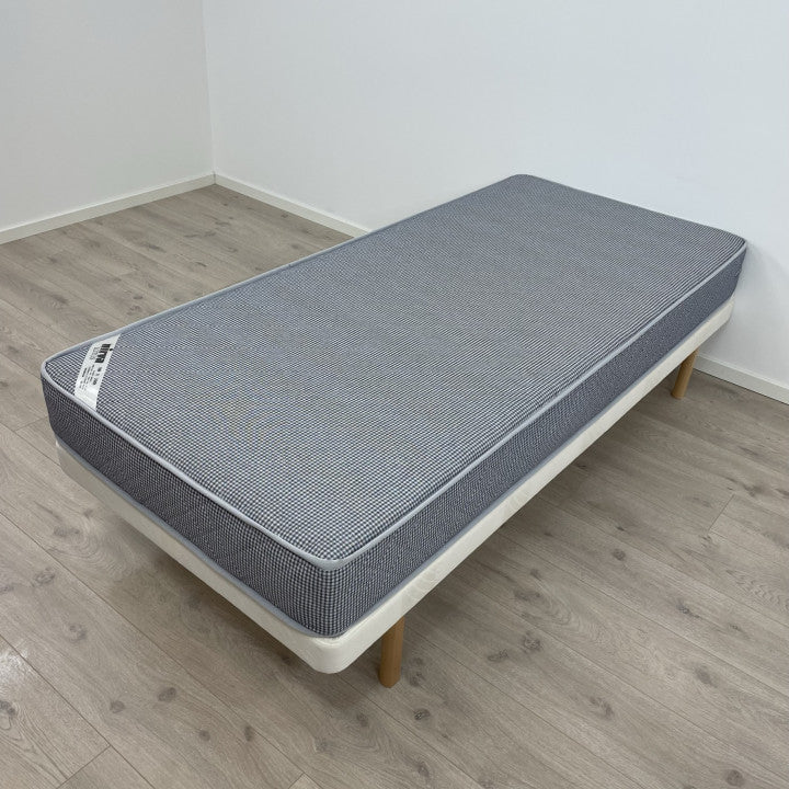 Seng med madrass 200 cm x 90 cm