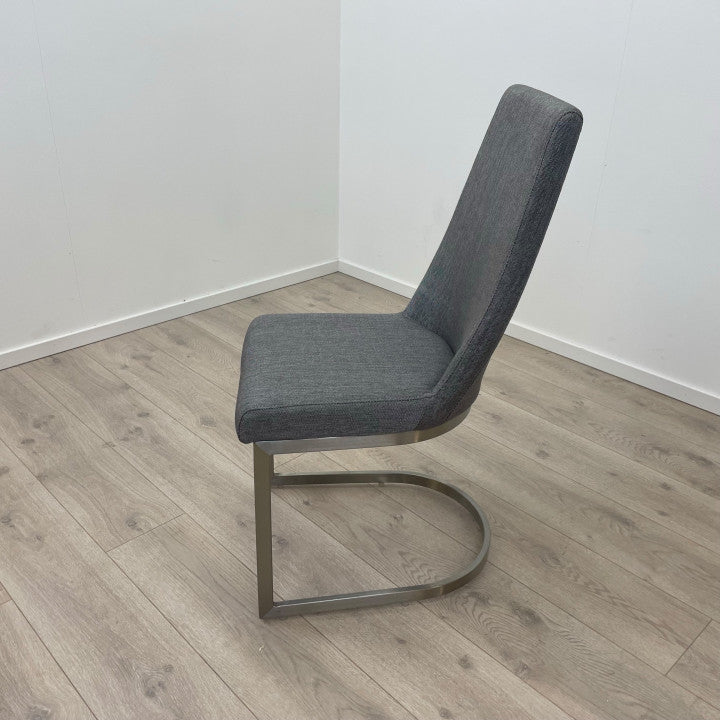 Elegant spisestol med polstret sete i grå farge