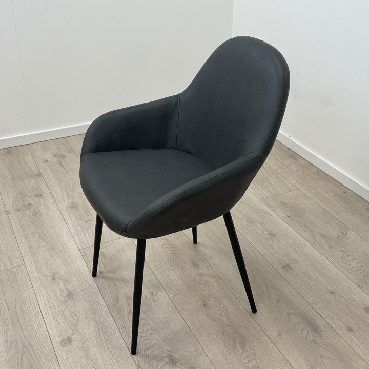 Moderne spisestol med polstret sete av svart skinn