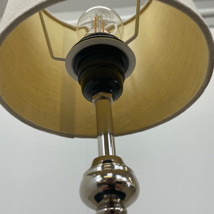 Krom lampe med grå lampeskjerm