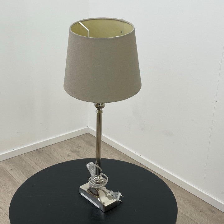Bordlampe med klassisk lampeskjerm