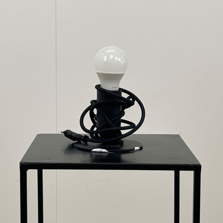 KAST JYSK liten bordlampe i svart farge