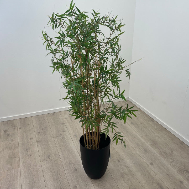 Kunstig plante med sort potte