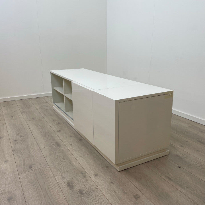 A-møbler TV-benk med skyvbare seksjoner