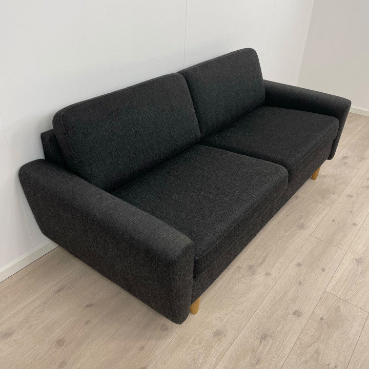 Nyrenset | Mørk 2-seter sofa