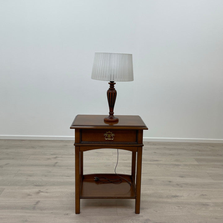 Benab bordlampe av tre med hvit lampeskjerm