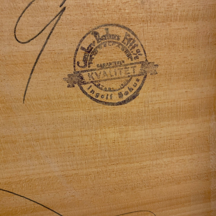 Gustav Bahus spisebord med ileggsplater for forlengelse