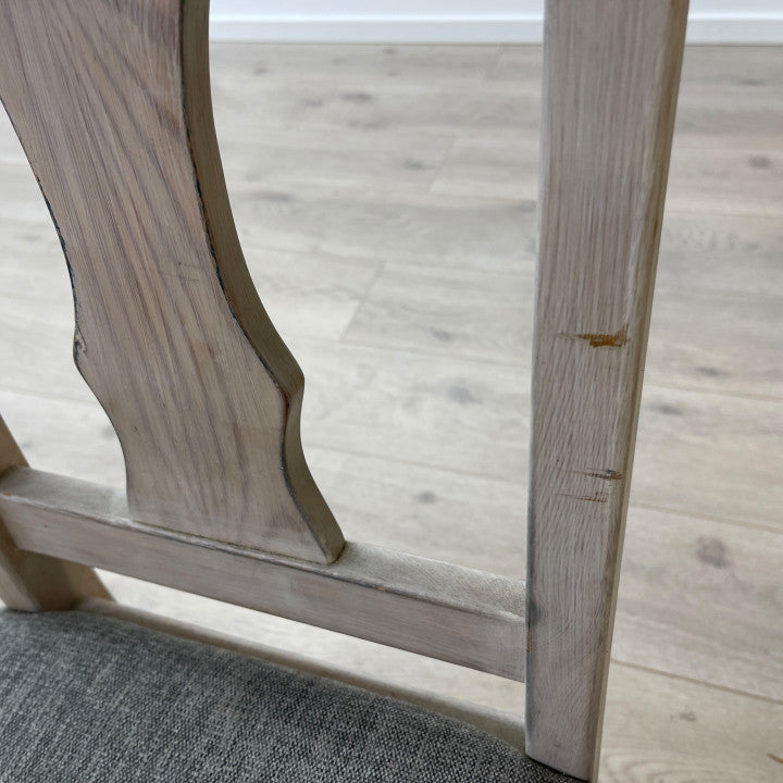 Spisestol i lyst tre, med grå pute