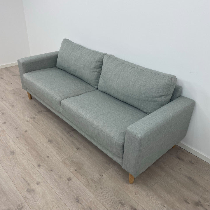 Nyrenset | Lys grå 3-seter sofa med eikebein
