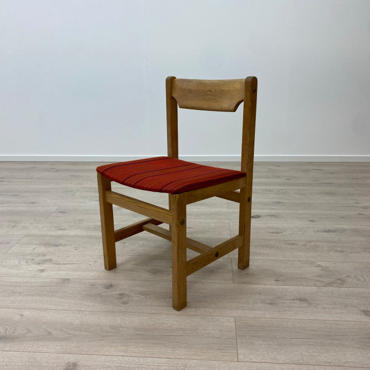 stokke fabrikker Stokke Fabrikker spisestol med rød sittepute – Secundo