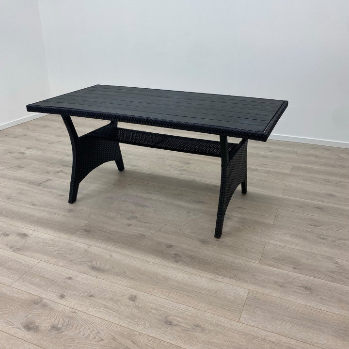 Svart hagebord i rotting