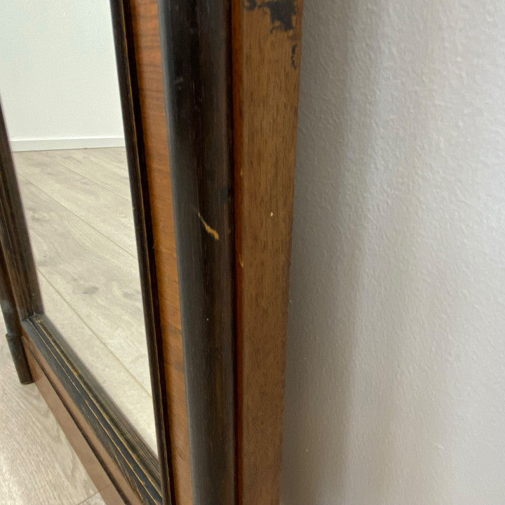 Brunt veggspeil med pene detaljer