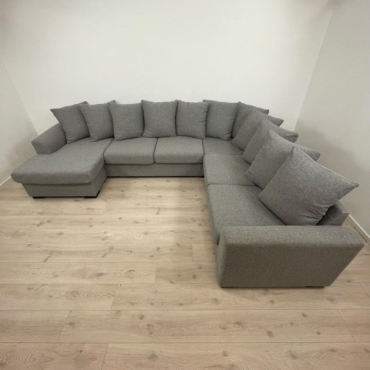 Nyrenset | Stor lysegrå u-sofa med sjeselong