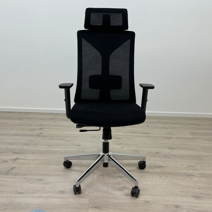 Svart kontorstol i mesh med nakkestøtte