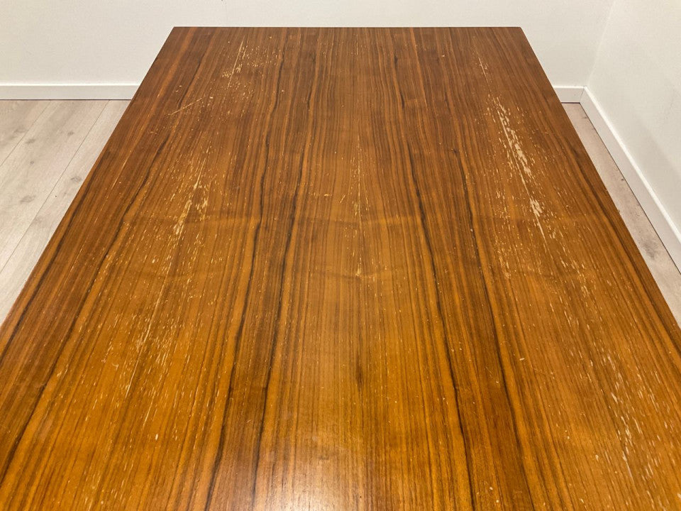 Sofabord/stuebord med trefarget bordplate i en robust og moderne stil