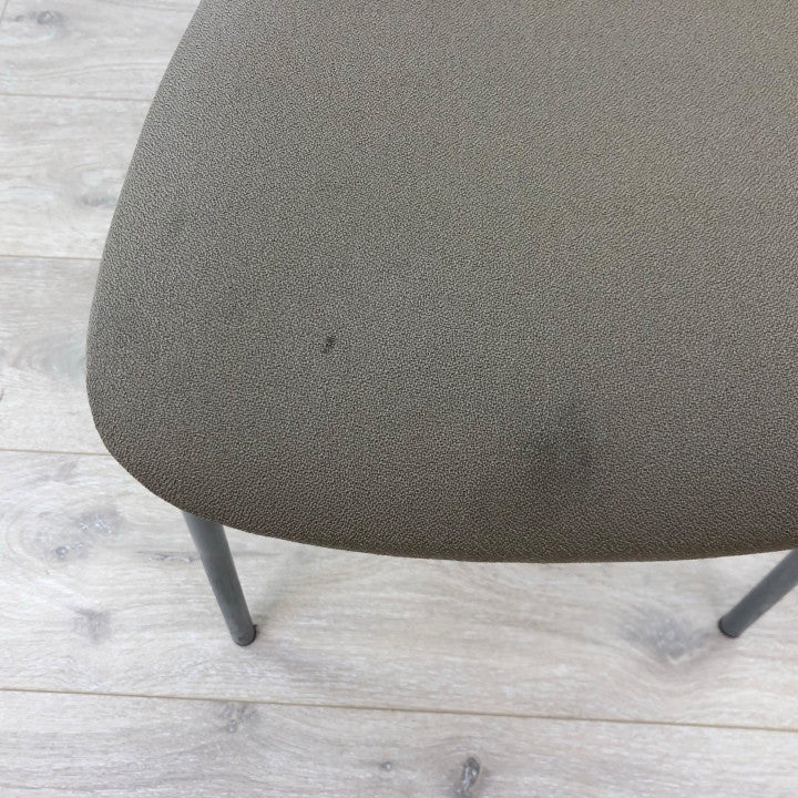 Enkle møteromsstoler med grått sete