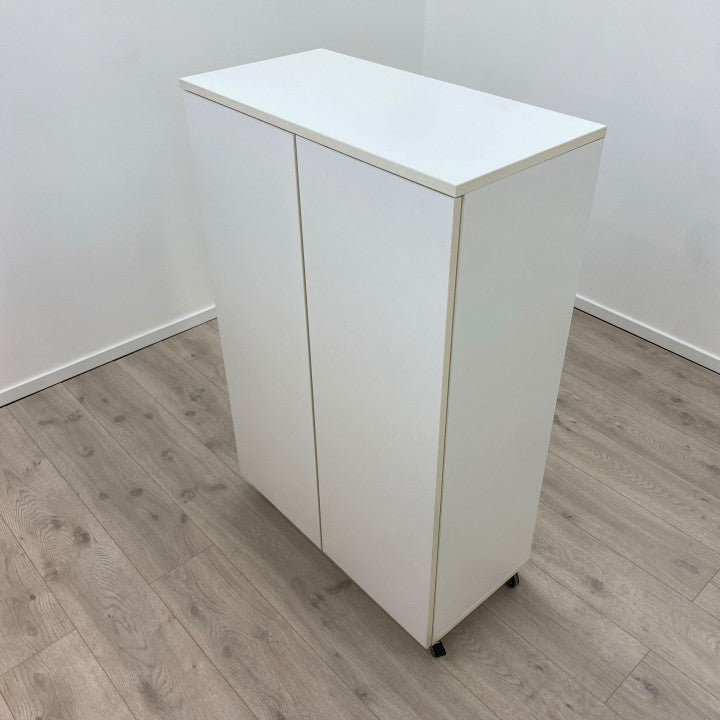 Hvite arkivskap på hjul med to dører