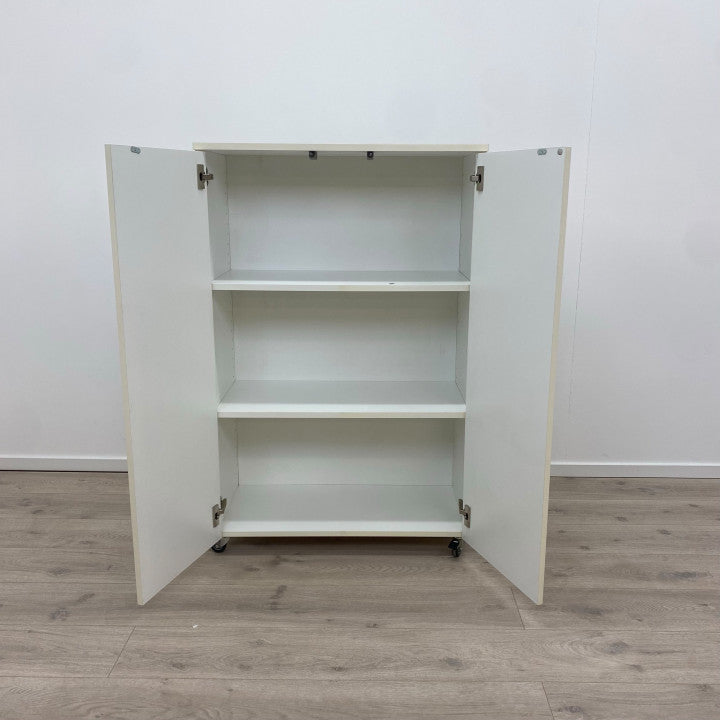 Arkivskap på hjul med grå skillevegg på baksiden