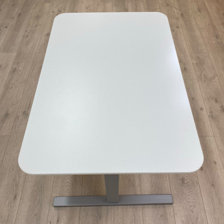 Mindre elektrisk hev/senk skrivebord med hvit bordplate